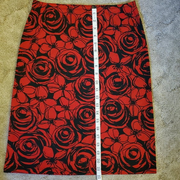 Sassy red flowery knee length pencil skirt - Picture 8 of 8